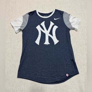 Nike Women’s New York Yankees Small Short Sleeve Top The Nike Tee Athletic Cut